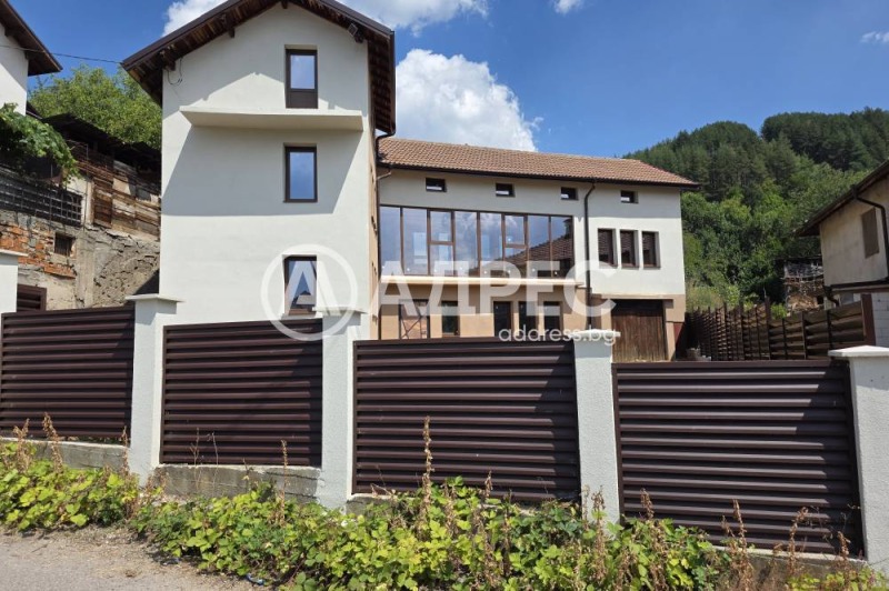 Продава КЪЩА, област Перник, с. Кладница • 500000 € • 53022038 1 — Holmes.bg Продава КЪЩА, област Перник, с. Кладница • 500000 € • 53022038 1