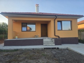 Продава Къща, с. Константиново