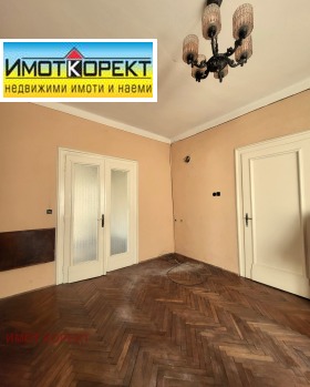 Обява Продава ЕТАЖ ОТ КЪЩА,град Пазарджик, Идеален център>