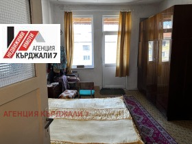 Продажба на тристайни апартаменти в град Кърджали - изображение 16 