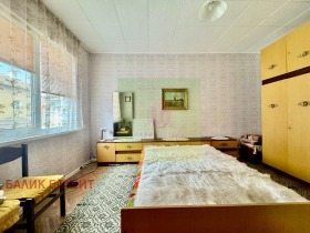 Обява Продава 3-СТАЕН,град Добрич, Център