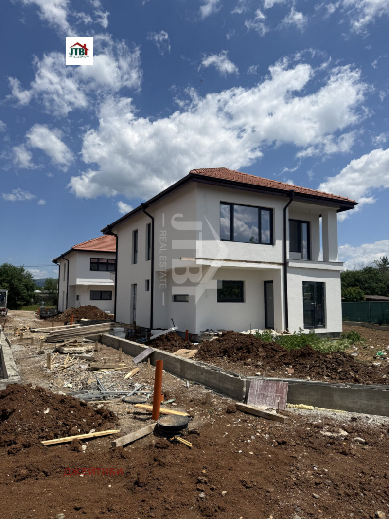 Продава КЪЩА, област София, гр. Костинброд • 360000 € / 704098.80 лв. • 37023159 1 — Holmes.bg Продава КЪЩА, област София, гр. Костинброд • 360000 € / 704098.80 лв. • 37023159 1