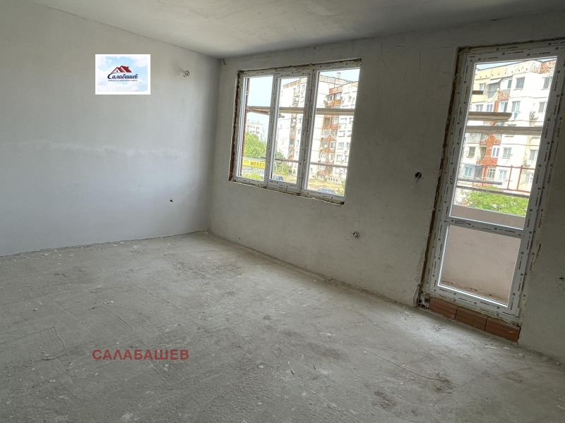 Продава  3-стаен град Пазарджик , Устрем , 126 кв.м | 66773933 - изображение [2]