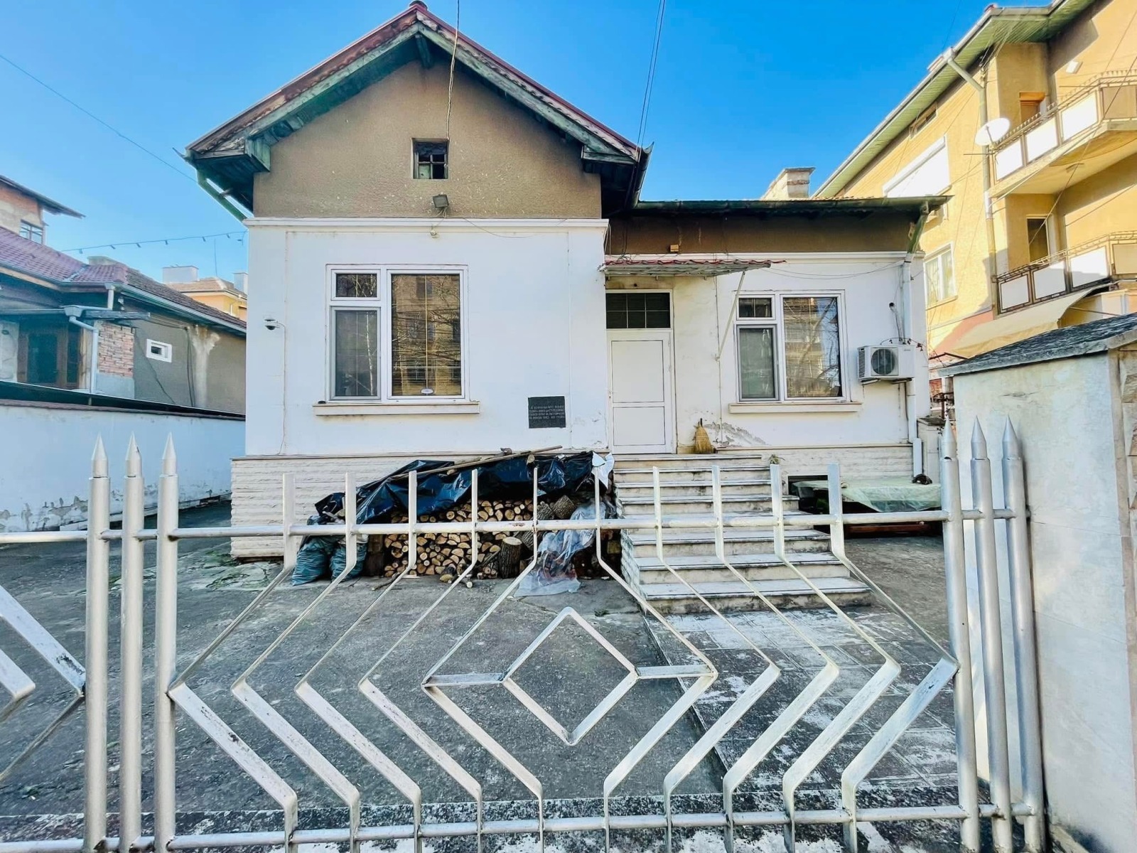 Продава КЪЩА, гр. Монтана, Широк център, снимка 2 - Къщи - 53892384