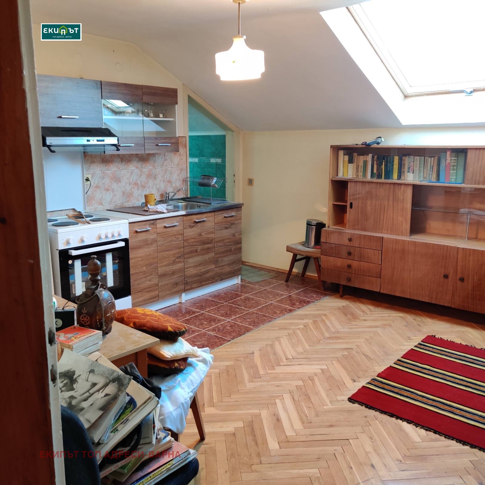 Продава ЕТАЖ ОТ КЪЩА, гр. Варна, Галата, снимка 2 - Етаж от къща - 50949843