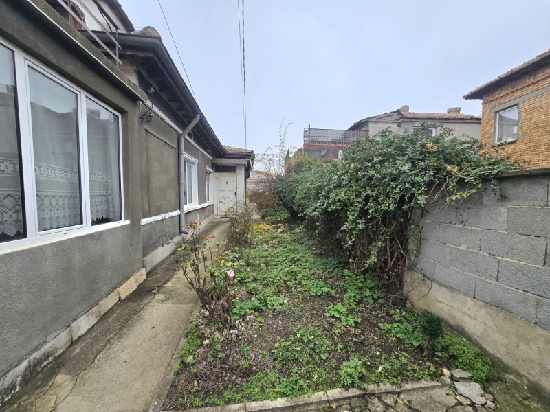 Продава КЪЩА, гр. Добрич, Христо Ботев, снимка 2 - Къщи - 52799345