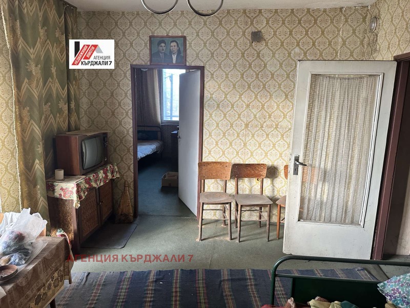 Продава 2-СТАЕН, гр. Кърджали, Веселчане, снимка 3 - Aпартаменти - 49309143