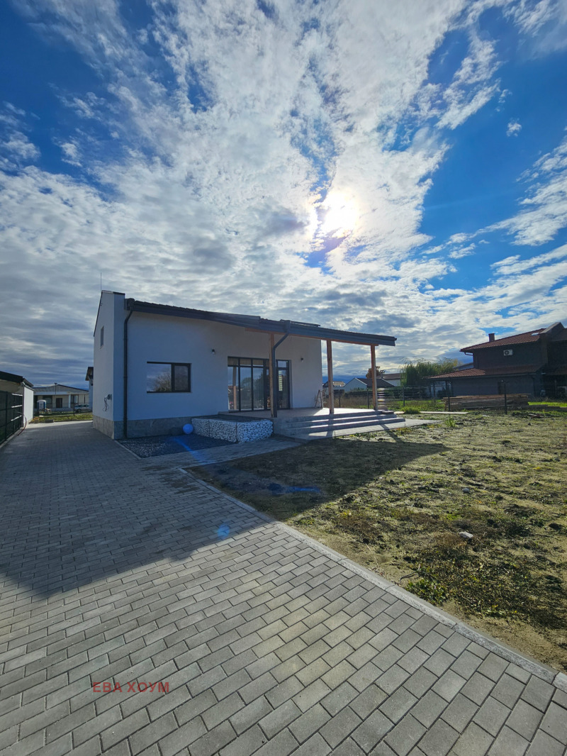 Продава КЪЩА, област Пловдив, с. Радиново • 329000 € / 643468.07 лв. • 84670888 1