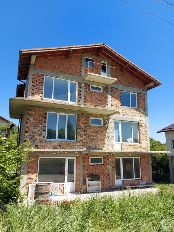 Продава КЪЩА, с. Хераково, област София област