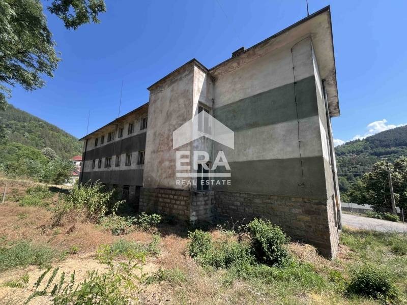 Продава ХОТЕЛ, с. Томпсън, област София област, снимка 2 - Хотели - 53564589