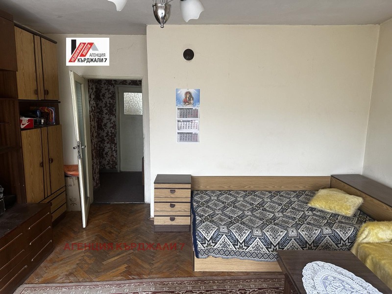 Продава  4-стаен град Кърджали , Център , 100 кв.м | 42398345 - изображение [2]