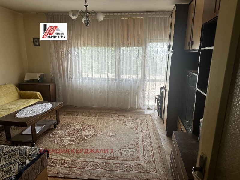 Продава  4-стаен град Кърджали , Център , 100 кв.м | 42398345