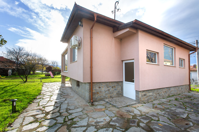 Продава КЪЩА в област Пловдив, с. Оризари - 866 кв.м / 229 000 € » 447 885.07 лв.