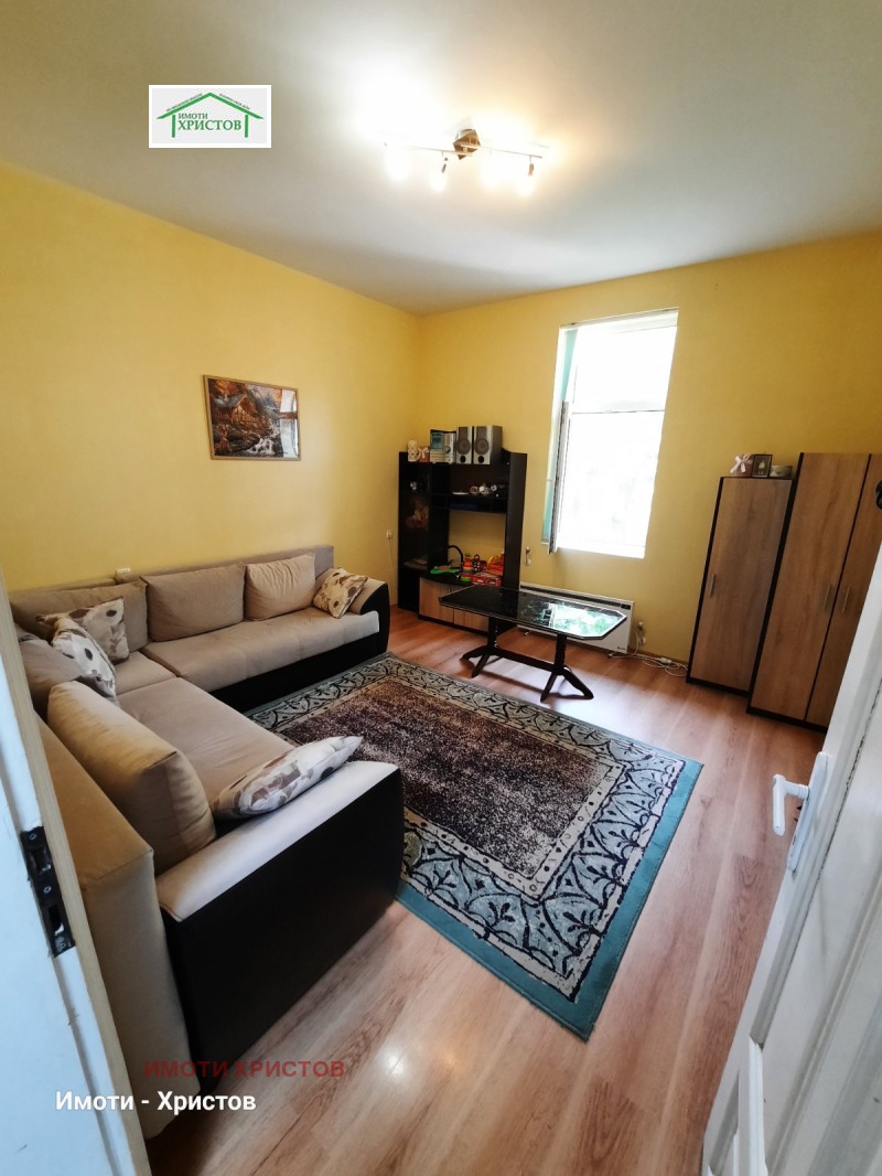 Продава  Етаж от къща град Шумен , Математическа гимназия , 92 кв.м | 81528139