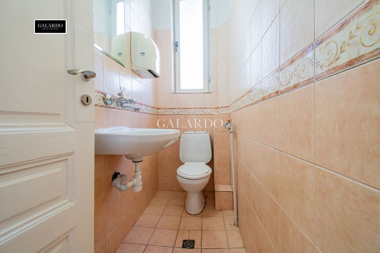Продава МНОГОСТАЕН, гр. София, Център, снимка 8 - Апартаменти - 56213460