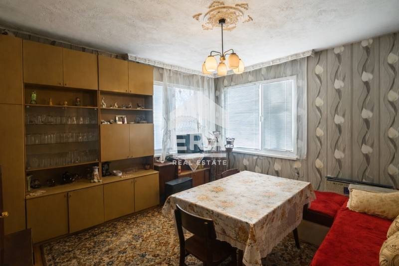 Продава ЕТАЖ ОТ КЪЩА, гр. Търговище, Център, снимка 7 - Етаж от къща - 53959271