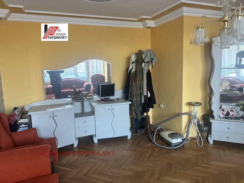 Продава МНОГОСТАЕН, гр. Кърджали, Център, снимка 7 - Aпартаменти - 48391678