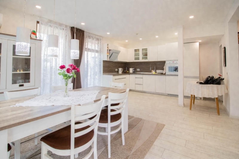 Продава КЪЩА, град Сливен, Ново село • 300000 € / 586749.00 лв. • 88099138 1