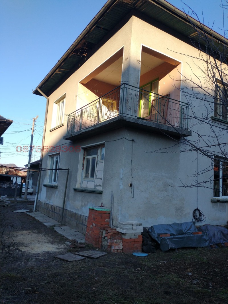 Продава КЪЩА, гр. Етрополе, област София област, снимка 2 - Къщи - 48365444