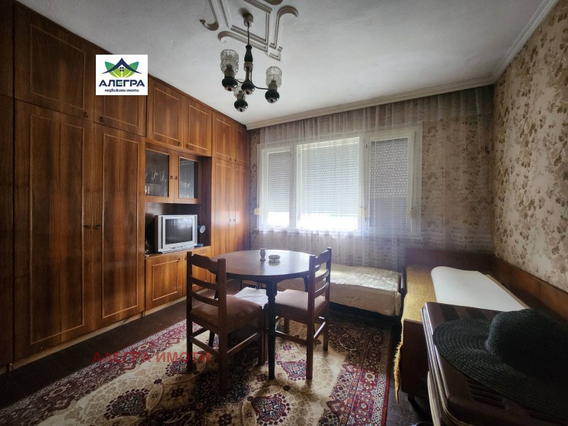 Продава ЕТАЖ ОТ КЪЩА, гр. Пазарджик, Център, снимка 5 - Етаж от къща - 53350291