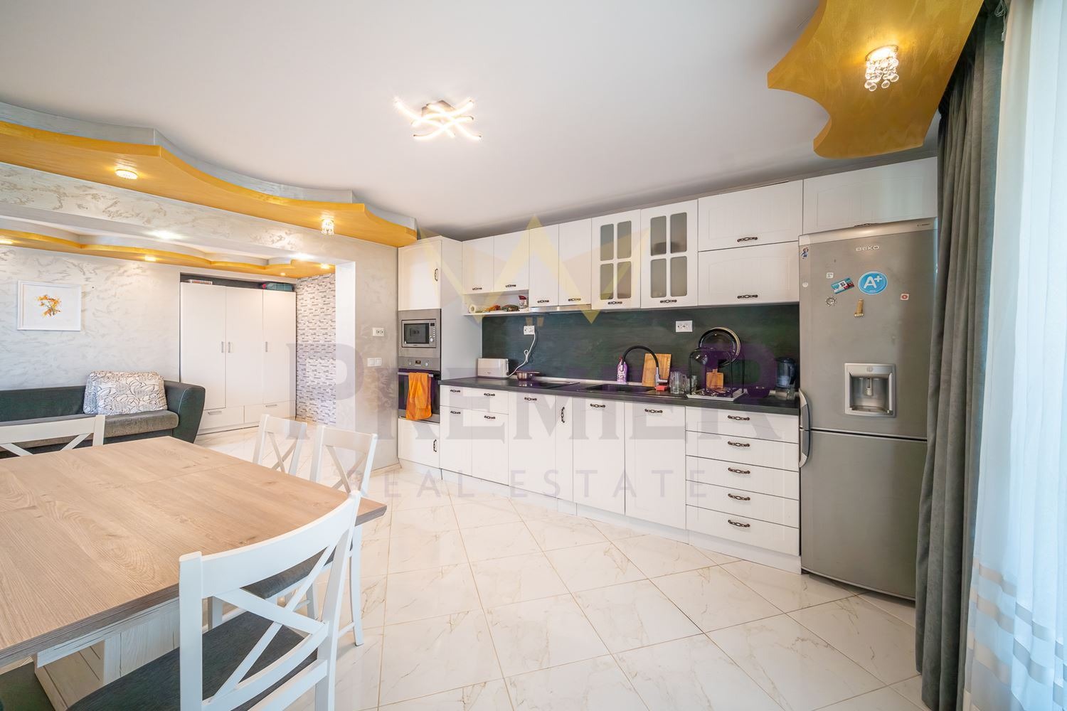 Продава МНОГОСТАЕН, гр. Варна, Център, снимка 2 - Апартаменти - 55186546