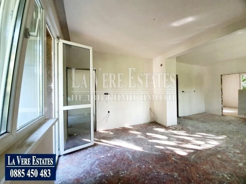 Продава  4-стаен град Русе , Възраждане , 100 кв.м | 75764042