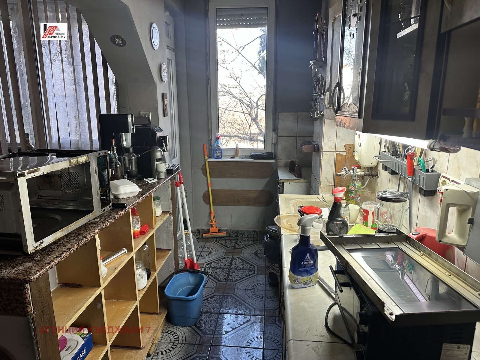 Продава МНОГОСТАЕН, гр. Кърджали, Веселчане, снимка 10 - Апартаменти - 53705694