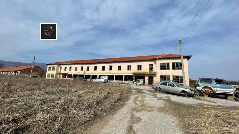 Продава ПРОМ. ПОМЕЩЕНИЕ в област Пазарджик, с. Радилово - 3179 кв.м / 135 000 € » 264 037.05 лв., ЛОРДЕН
