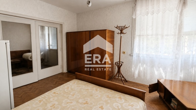 Продава ЕТАЖ ОТ КЪЩА, гр. Търговище, Вароша, снимка 2 - Етаж от къща - 55621826
