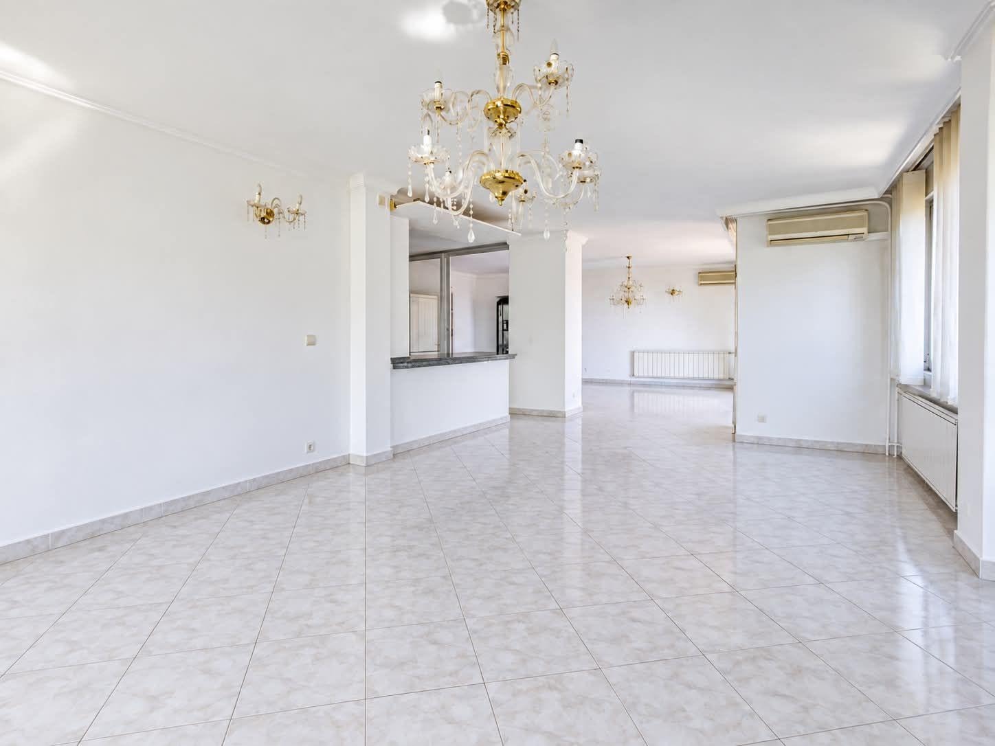 Продава МНОГОСТАЕН, гр. София, Зона Б-18, снимка 2 - Апартаменти - 56073040