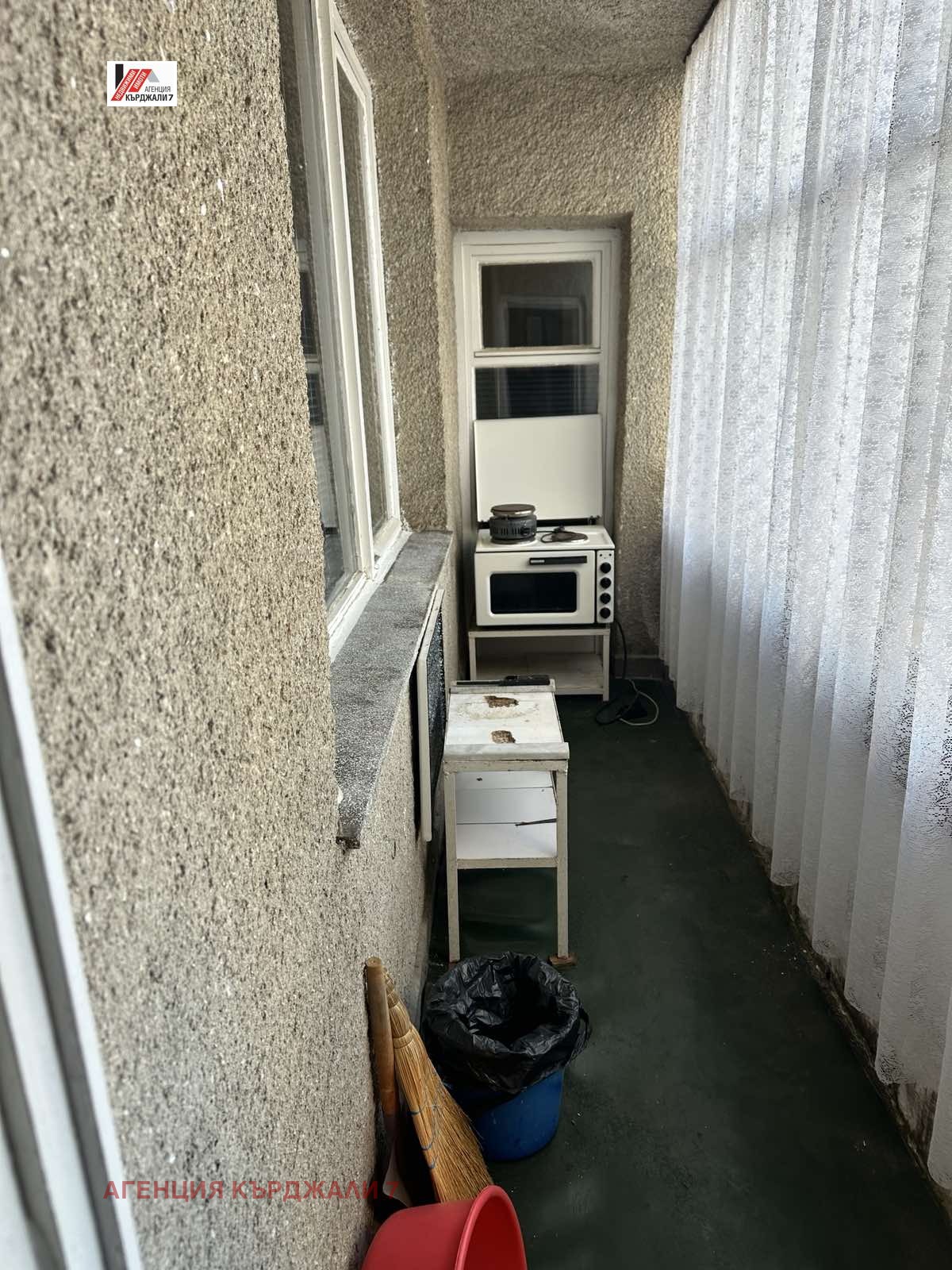 Продава МНОГОСТАЕН, гр. Кърджали, Байкал, снимка 8 - Апартаменти - 54023829