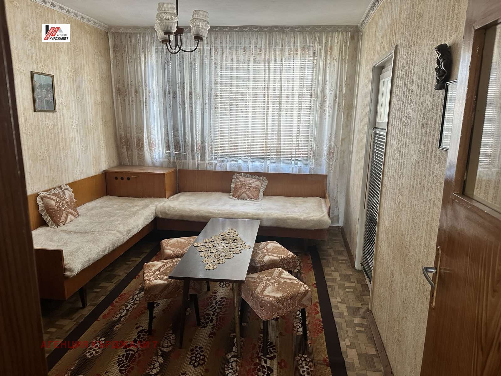 Продава МНОГОСТАЕН, гр. Кърджали, Байкал, снимка 12 - Апартаменти - 54023829