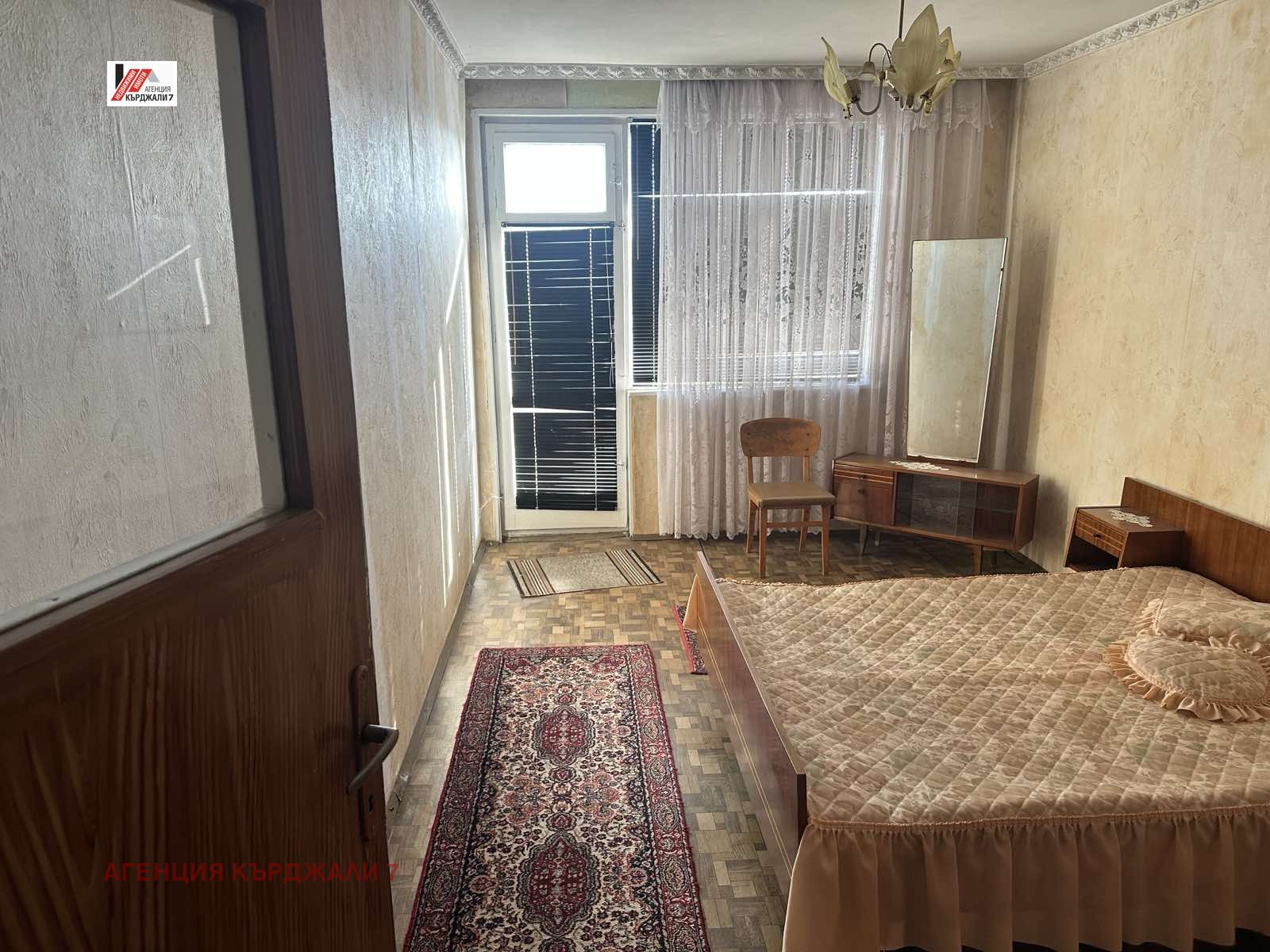 Продава МНОГОСТАЕН, гр. Кърджали, Байкал, снимка 10 - Апартаменти - 54023829