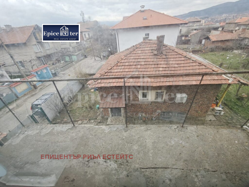 Продава ЕТАЖ ОТ КЪЩА в град Перник, Байкушева махала - 72 кв.м / 56 999 € » 111 480.35 лв., ЕПИЦЕНТЪР РИЪЛ ЕСТЕЙТС