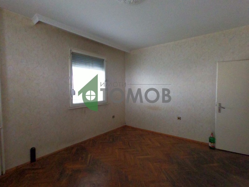 Продава 4-СТАЕН в град Шумен, Математическа гимназия - 100 кв.м / 125 000 € » 244 478.75 лв., ИМОТИ ТОМОВ