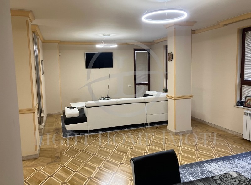 In vendita  Maisonette Plovdiv , Sadijski , 198 mq | 83959421