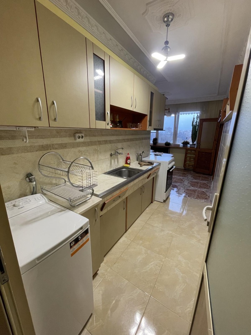 Продава МНОГОСТАЕН, гр. Шумен, Пазара, снимка 2 - Апартаменти - 52621184