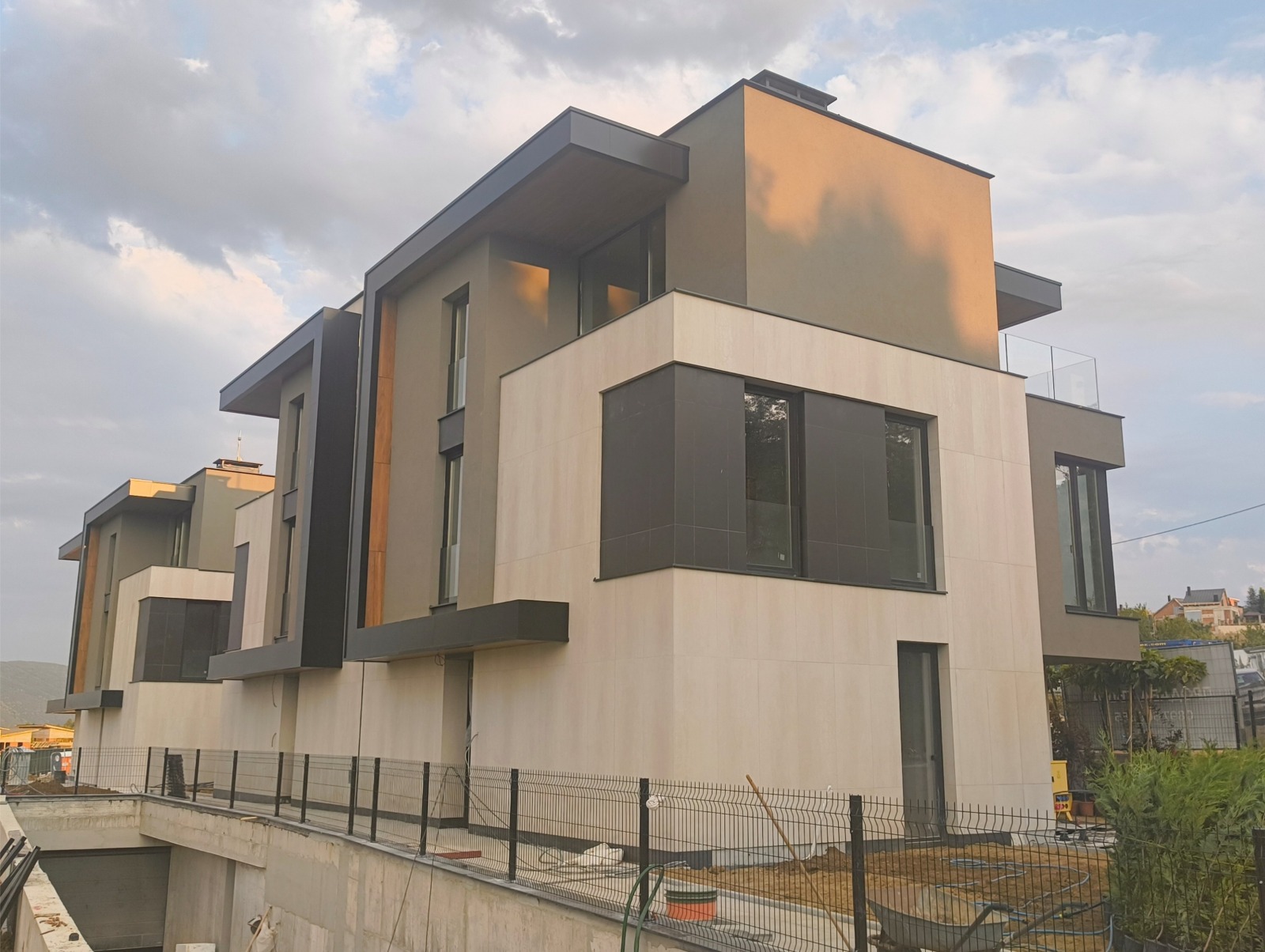 Продава КЪЩА, гр. София, в.з.Малинова долина, снимка 3 - Къщи - 53994693