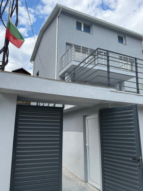 КЪЩА, 300 m2