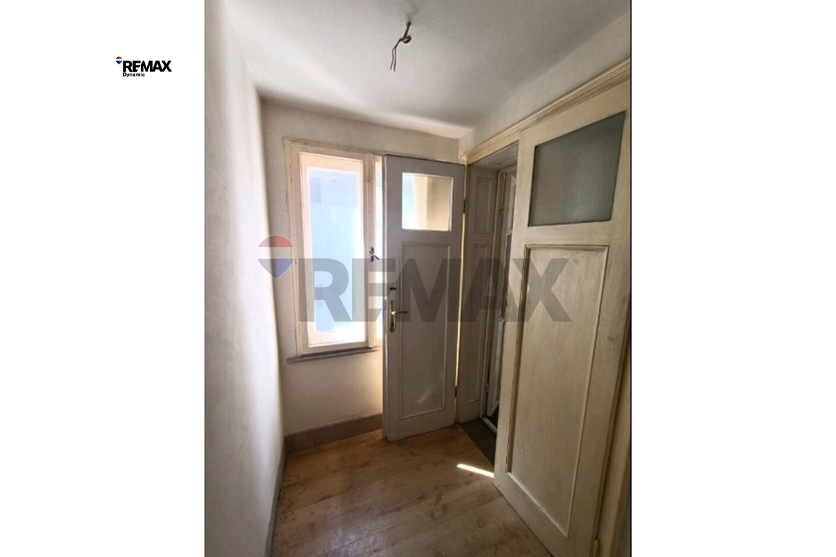 Продава МНОГОСТАЕН, гр. Бургас, Център, снимка 2 - Апартаменти - 55790325