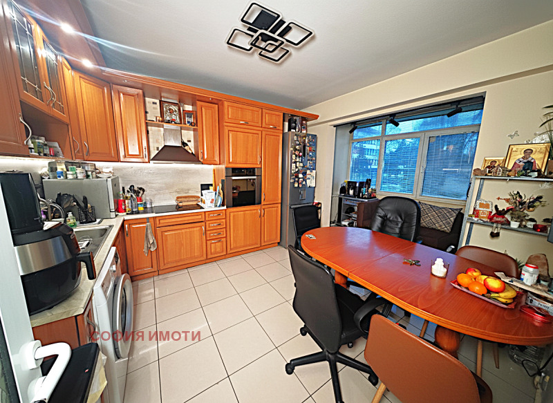 Продава 4-СТАЕН, гр. София, Света Троица