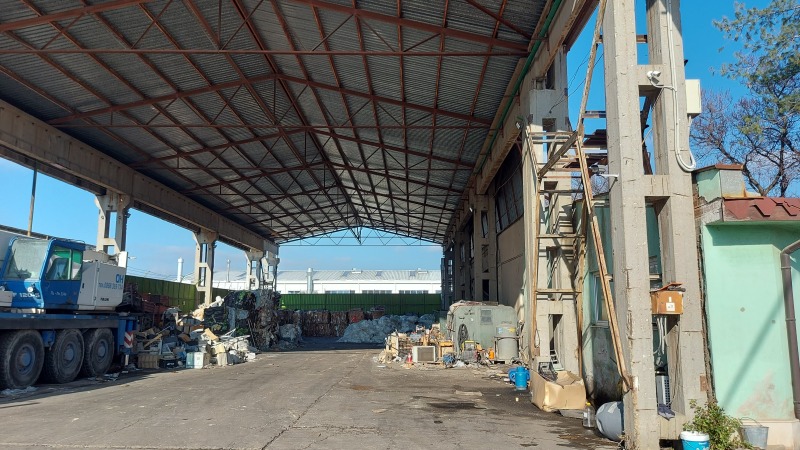 Till salu  Industribyggnad Plovdiv , Industrialna zona - Jug , 7300 kvm | 24628197