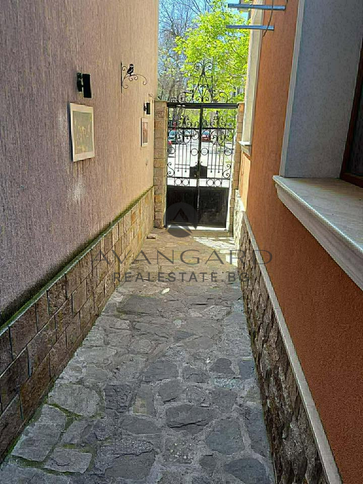 Продава ЕТАЖ ОТ КЪЩА, гр. Пловдив, Център, снимка 4 - Етаж от къща - 54942135