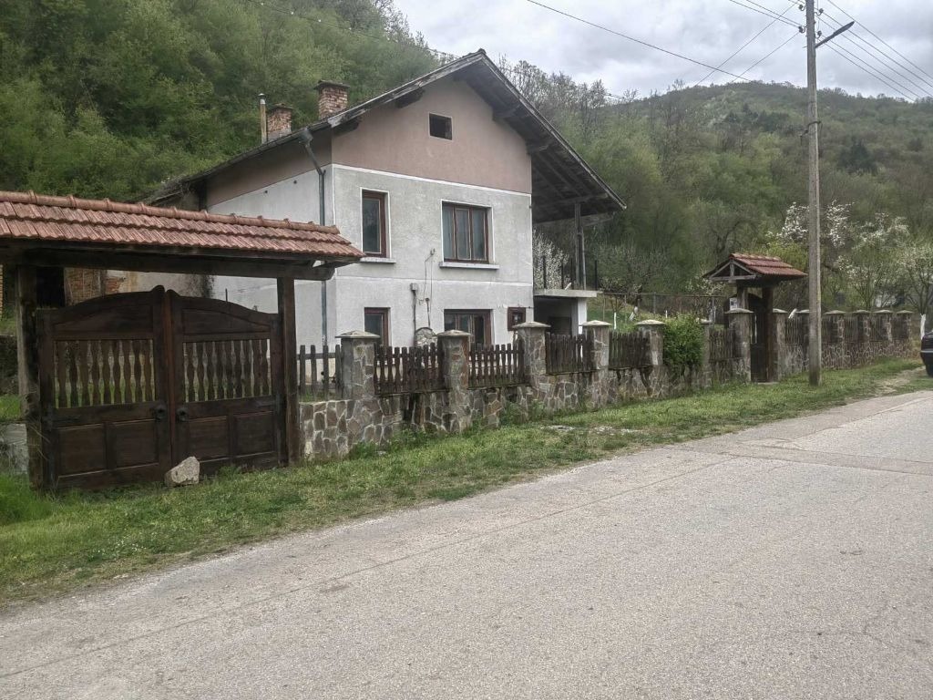 Продава КЪЩА, с. Лесидрен, област Ловеч