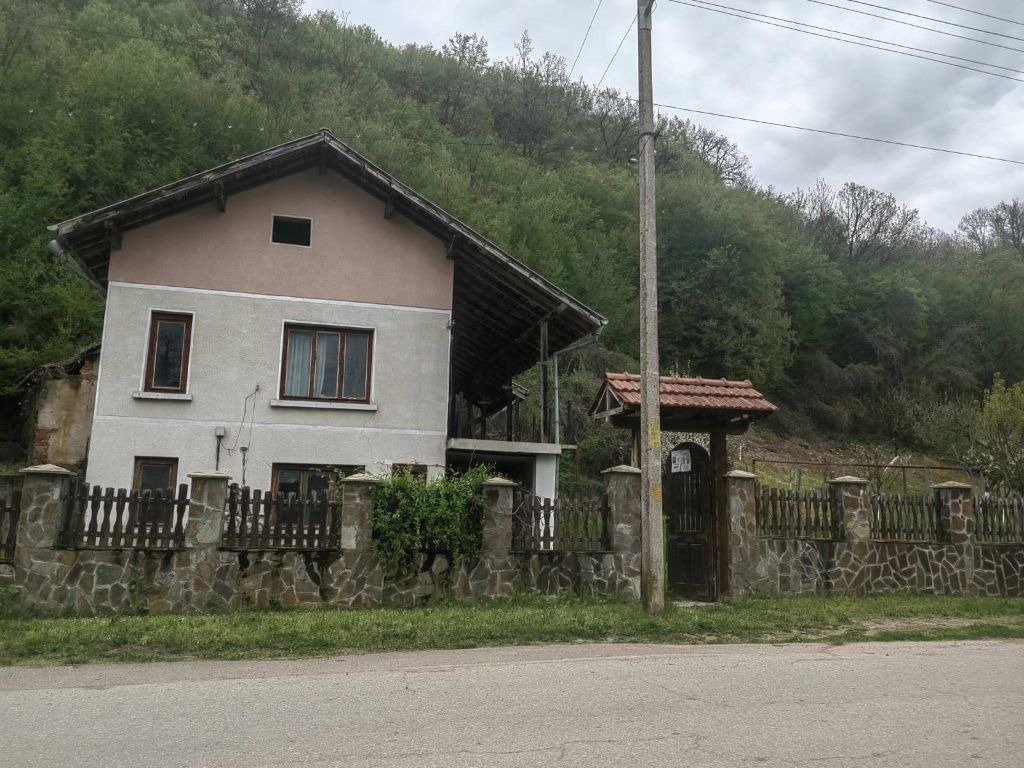 Продава КЪЩА, с. Лесидрен, област Ловеч, снимка 2 - Къщи - 54325663