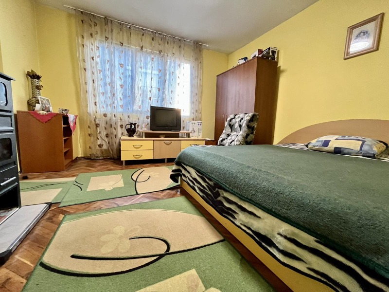 Продава КЪЩА, гр. Добрич, Автогара, снимка 2 - Къщи - 47422389