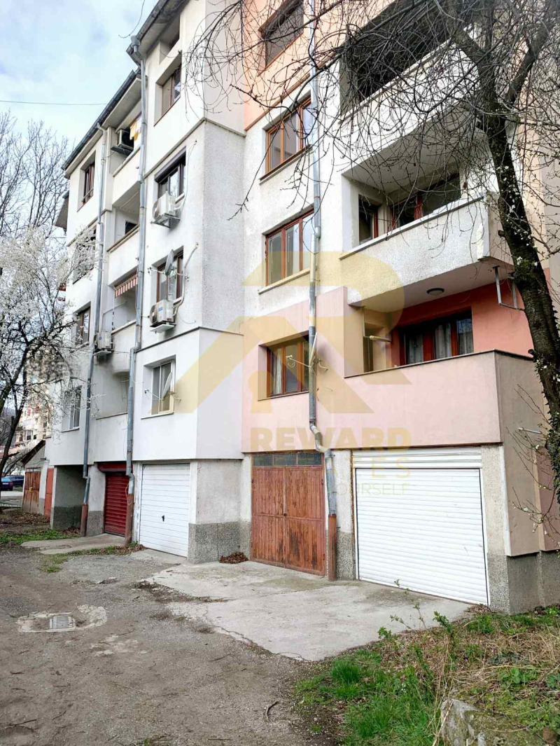 Продава  3-стаен град Перник , Център , 145 кв.м | 43048443