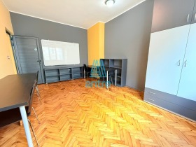 Продава 4-стаен град София Център - [1] 