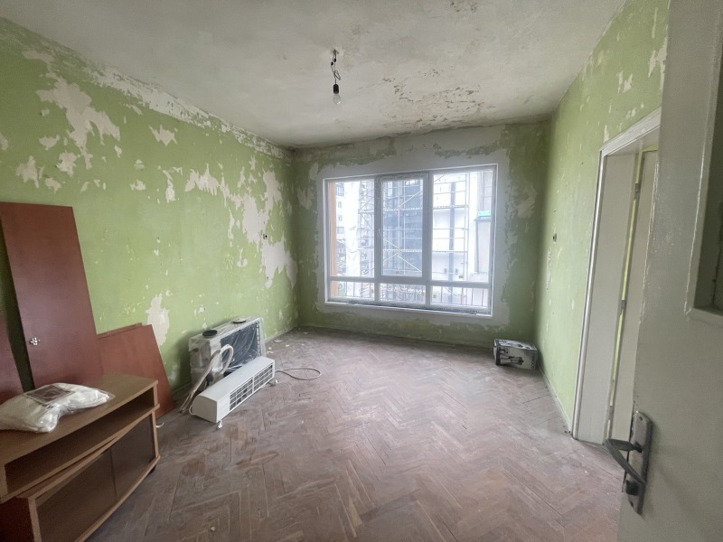 Продава МНОГОСТАЕН, гр. Шумен, Математическа гимназия, снимка 2 - Апартаменти - 52721255