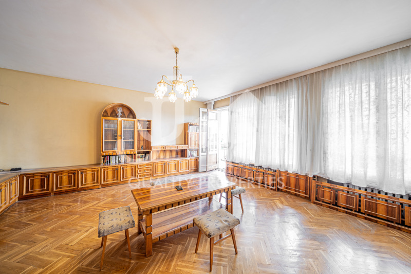 Продава  4-стаен град София , Изгрев , 120 кв.м | 35053426